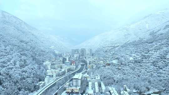 雪后小镇全景，银装素裹美如仙境