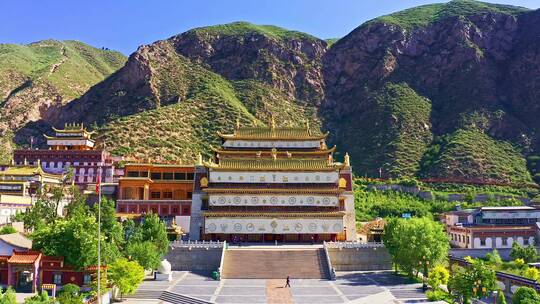 中国甘肃省武威市天祝县天堂寺山谷寺庙航拍