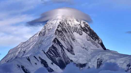 贡嘎雪山帽子云视频素材模板下载