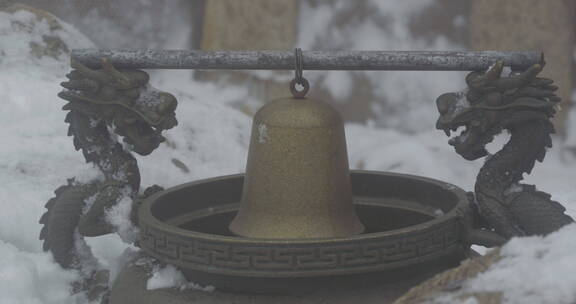 山东泰山风景区雪景下雪