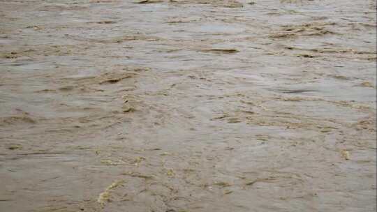 夏天大雨后洪水泛滥的河流