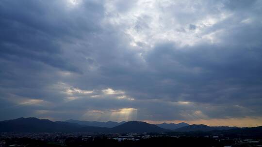 天空阳光穿透云层光影太阳光线变化云朵延时