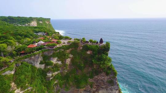 航拍巴厘岛悬崖上的寺庙