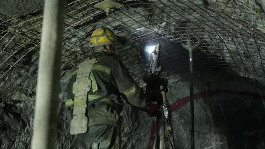 矿洞工人操作设备工作场景