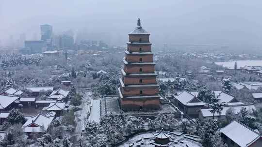 西安大雁塔下雪天视频素材模板下载