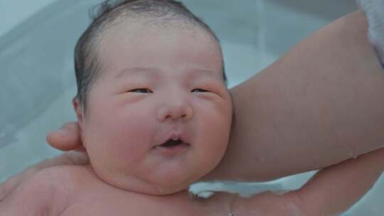 可爱新生儿洗澡按摩