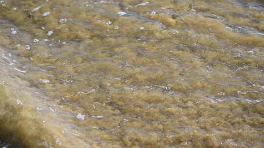 海岛阳光下海浪浪花冲刷沙滩