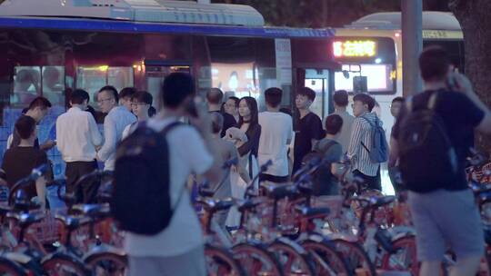 深圳南山科技园上班族下班挤地铁人文视频