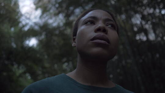 黑人女青年迷失在丛林电影感孤独恐惧情绪