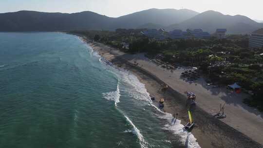 航拍三亚亚龙湾蓝天白云海浪游艇沙滩海岸线