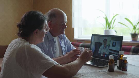 在线咨询医生的老人视频素材模板下载