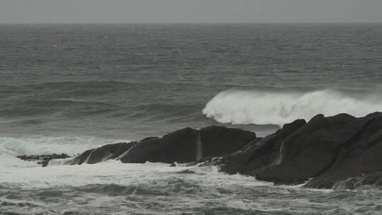 海浪撞击岩石景观