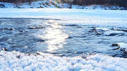 阳光照耀冬日河面
