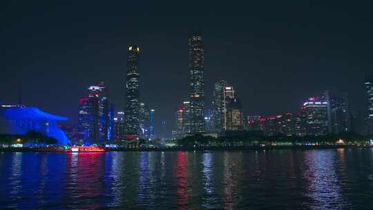 广州珠江游船码头与城市摩天大楼夜景灯光