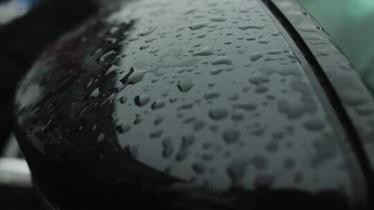雨滴打在汽车后视镜上