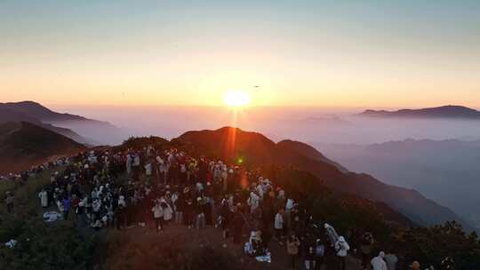 山顶人群观赏日出场景 太子尖日出