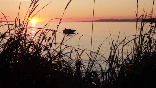 夕阳下停在大海中的船只