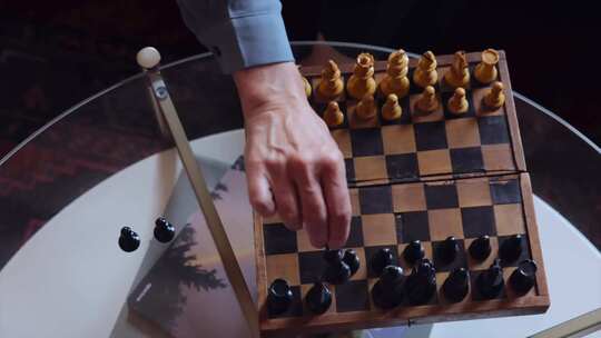 将棋子放在棋盘上的手