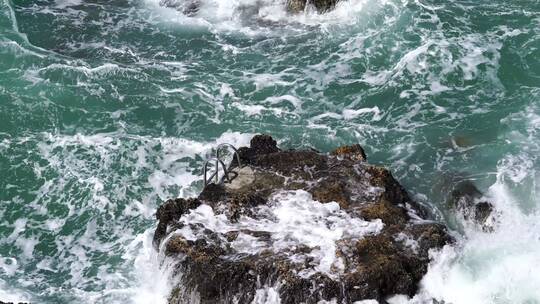 海浪击打着岩石