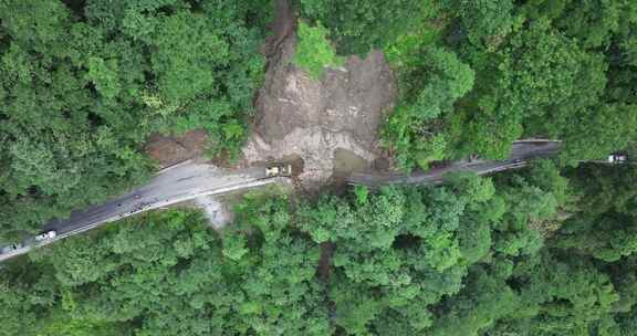 雨季泥水流塌方路段工程车抢修