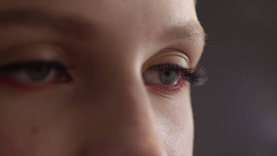 女性眼睛眨眼的特写镜头视频素材模板下载
