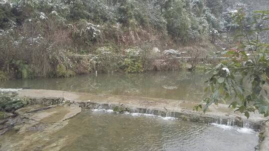 农村下雪场景，天然石佛，下水大佛