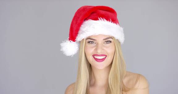 美丽的女孩戴着圣诞帽
