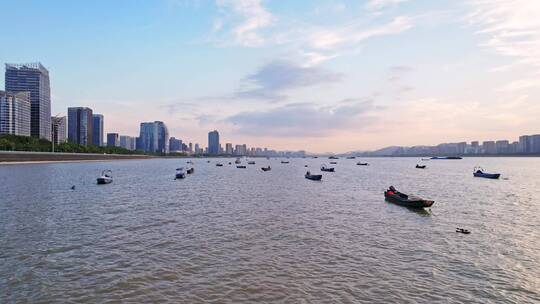 船舶穿梭杭州钱塘江和钱江新城夕阳下航拍