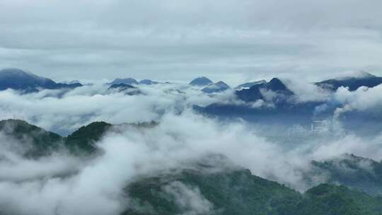 云雾中的大山