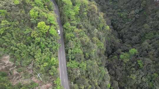 航拍山间小路与大巴车