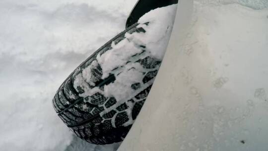 雪地里转动的汽车轮子_俯视