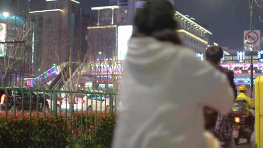 夜晚城市人群行人汽车车辆车流人流夜景人文