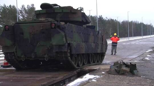 美国陆军开着坦克在街道上缓慢行驶