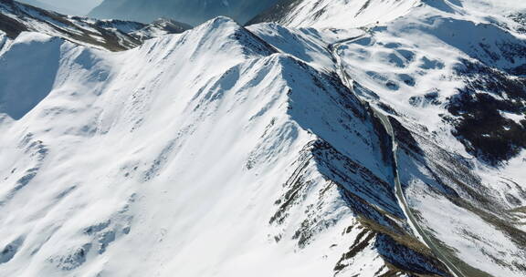 夹金山冬季航拍白雪覆盖山脊