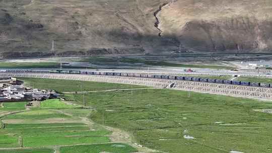 青藏高原铁路火车全景