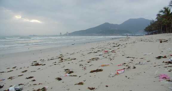 海滩上有很多塑料袋