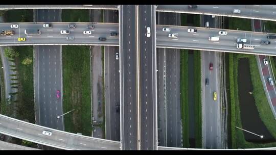 从上空看城市运输道路上的车辆移动