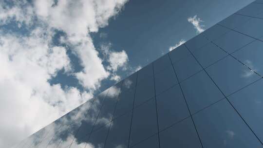 大楼玻璃上的蓝天白云倒影