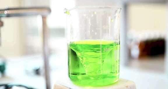 化学实验、绿色搅拌混合液体