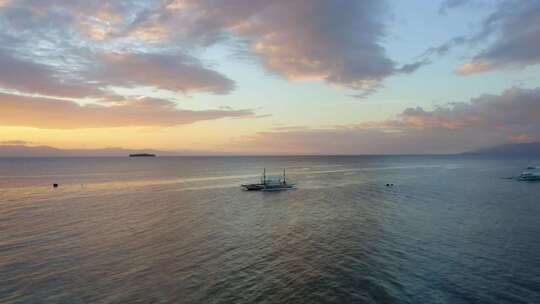 海边的日落时的豪华游艇