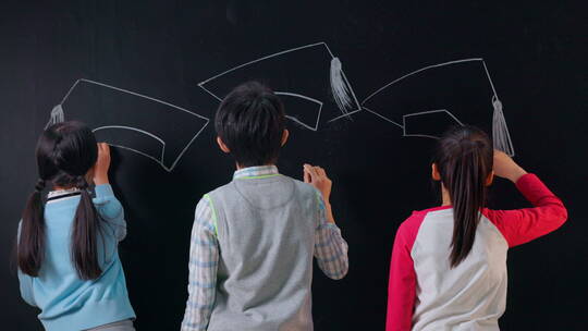 小学生们在黑板上画博士帽