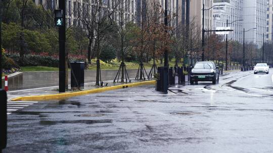 雨季下雨马路道路交通滴滴答答