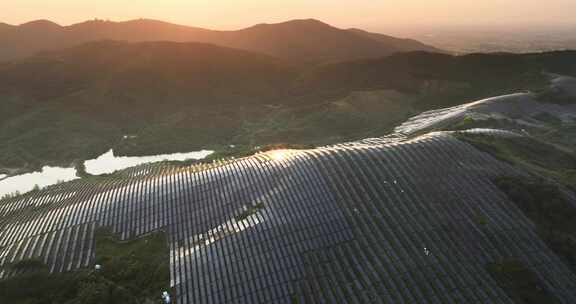 山区太阳能光伏电池板鸟瞰图