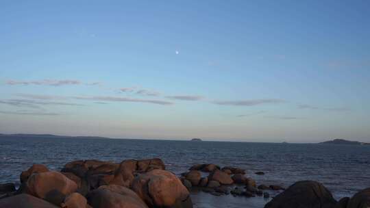 大海风光海边礁石海洋岩石傍晚海边夜幕降临