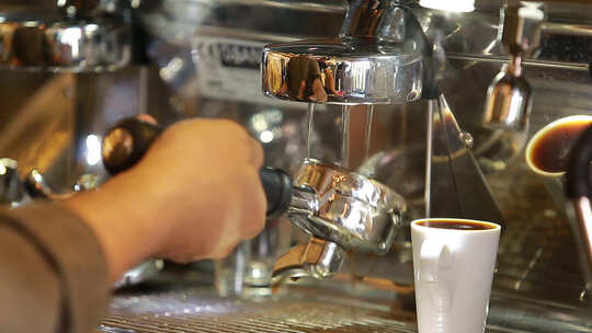 做咖啡咖啡师的技术视频素材模板下载