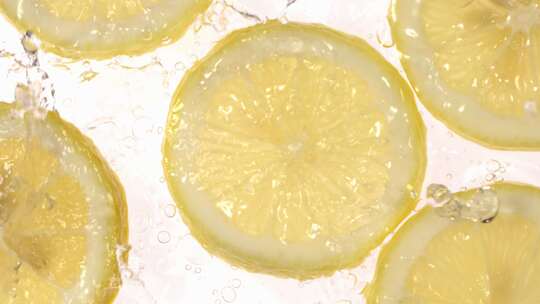 合集俯拍水泼向白背景上的柠檬切片 慢镜头