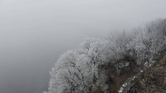 箭扣长城冬季云海翻滚航拍大景观