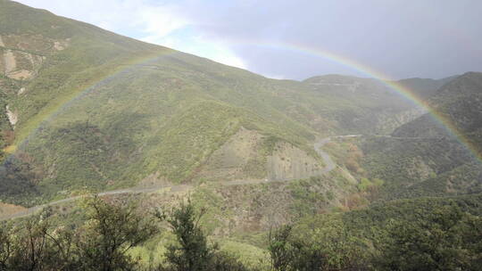 暴雨后山谷中的彩虹