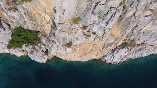 海边的岩石陡峭的悬崖