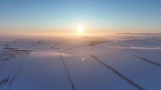 大兴安岭冬天丘陵雪野暖阳